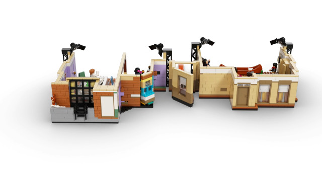 Amazon.com: LEGO Icons The Friends Apartments 10292, Friends TV